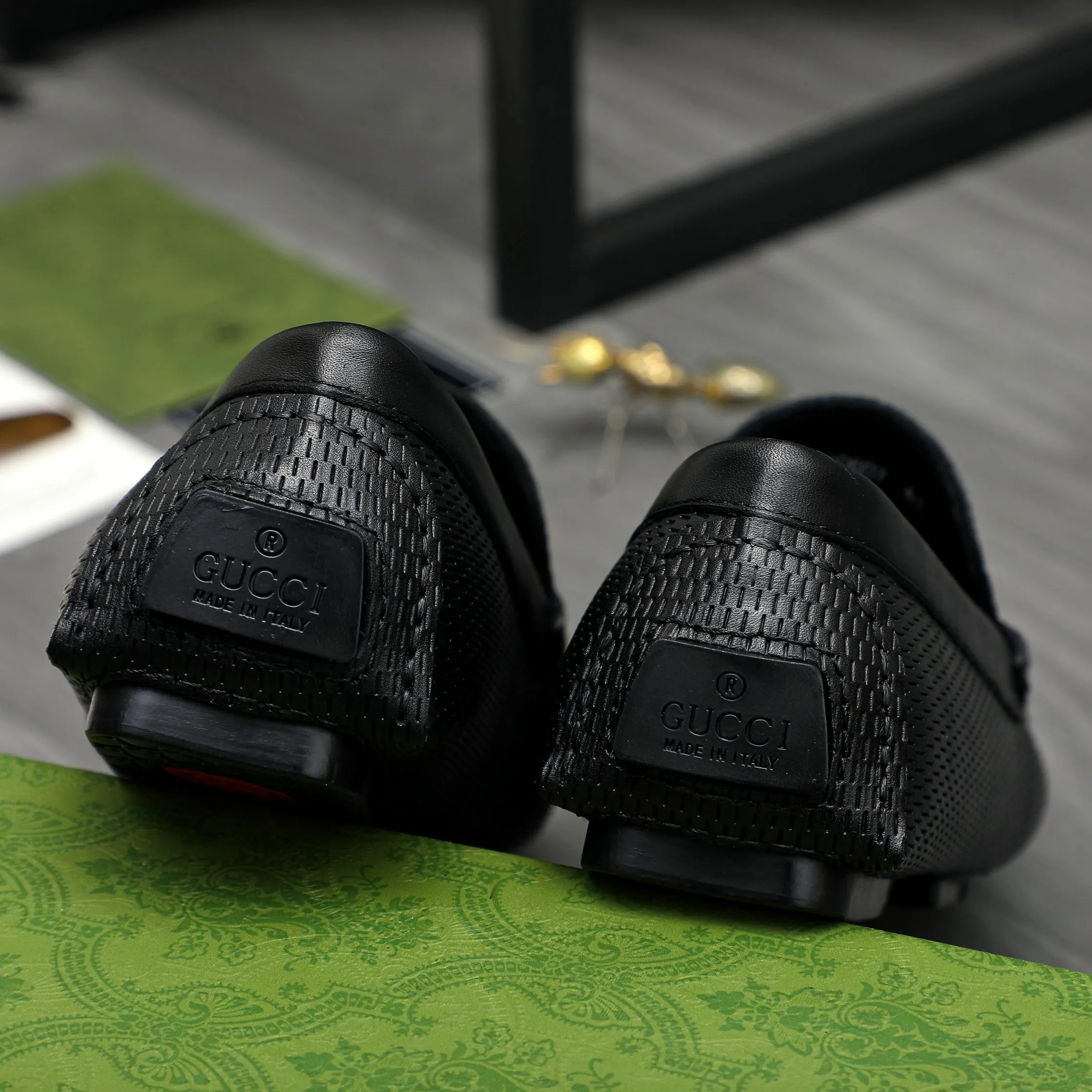 P420 Product trademark: GUCCI (Gucci) casual slip-on men's shoes Regular size: 38-44 Product materials: Selected hollow cowhide upper, sheepskin lining, original rubber outsole